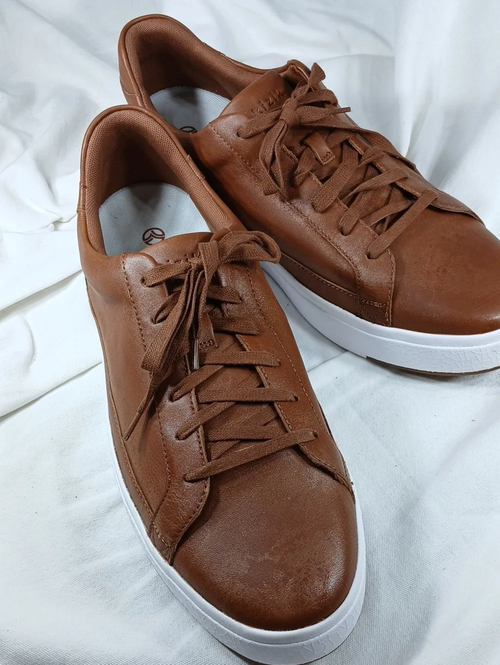 Kizik Classic Brown Low-Top Men's Sneakers with White Sole